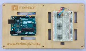 Arduino Uno z płytką styków i rezystorami, gotowe do podłączenia WS2812.