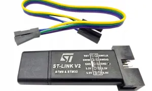Programator ST-LINK V2 do mikrokontrolerów STM8 i STM32, z kolorowym kablem połączeniowym.