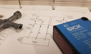 Schemat czujnika optycznego SICK WTB27-3P2421 z kluczem serwisowym i dokumentacją techniczną.