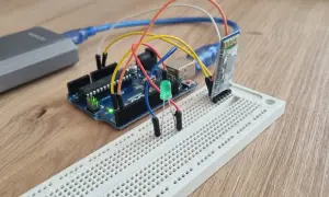 Arduino z modułem **arduino bluetooth hc-05** i zieloną diodą LED na płytce stykowej.