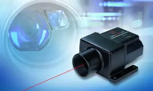 Precyzyjny czujnik laserowy emituje czerwoną wiązkę, gotowy do pomiarów.