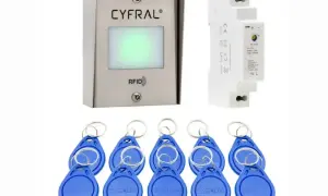 Zestaw kontroli dostępu: czytnik **transponderów RFID** Cyfral, zasilacz i 8 niebieskich breloków.