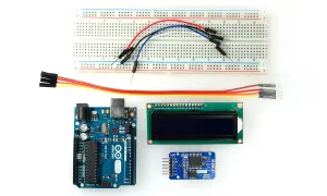 Zestaw do budowy zegara Arduino: płytka stykowa, moduł wyświetlacza LCD, moduł zegara DS3231 i przewody połączeniowe.