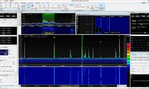 Interfejs programu PlutoSDR z widocznym analizatorem widma, wodospadem i wskaźnikami sygnału.