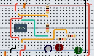 Układ scalony LM555 na płytce stykowej, gotowy do ciekawych projektów elektronicznych.