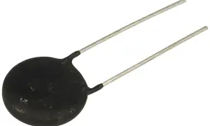 Czarny, okrągły element elektroniczny z dwoma metalowymi wyprowadzeniami. Zastanawiasz się, czym zastąpić termistor?