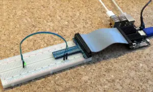 Odroid C2 z podłączoną taśmą do płytki stykowej, na której świeci zielona dioda LED.