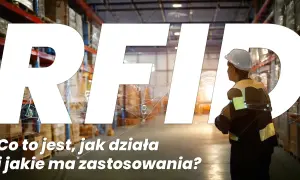 W magazynie, pracownik w kasku i kamizelce odblaskowej, na tle wielkich liter RFID. Tekst: "Co to jest, jak działa i jakie ma zastosowania?".