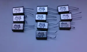 Kryształy kwarcowe VALVO, kluczowe dla elektroniki, z oznaczeniami częstotliwości 100 MHz i 40 MHz.