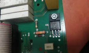 Na zielonej płytce drukowanej widoczny jest tranzystor MOSFET P10NK6OZFP. Obok niego znajdują się rezystory i kondensatory. Może ten temp mosfet za duża?