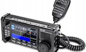 Nowoczesny nadajnik i odbiornik radiowy X6100 z mikrofonem, gotowy do łączności.