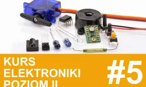 Zestaw elementów elektronicznych: serwo, diody, buzzery, przyciski i czujnik analogowy.