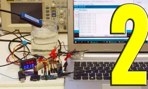 Pomiar napięcia Arduino z użyciem sondy w wodzie. Na ekranie komputera widać kod i wyniki pomiarów wilgotności gleby.