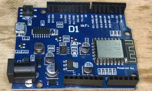 Niebieska płytka Wemos D1 Mini z modułem Wi-Fi, gotowa do wemos d1 mini programowanie.