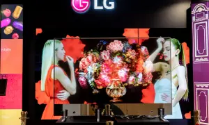 LG transparent OLED z bukietem kwiatów i kobietami. Technologia pozwala na niemal niewidoczny ekran.
