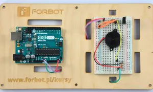 Arduino Uno z podłączonym buzzerem na płytce stykowej, gotowe do eksperymentów.