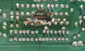 Uszkodzona płytka drukowana (PCB). Co to jest? Widać przepalone ścieżki i elementy.