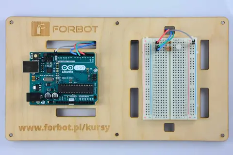 Arduino Uno z płytką styków i rezystorami, gotowe do podłączenia WS2812.