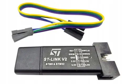 Programator ST-LINK V2 do mikrokontrolerów STM8 i STM32, z kolorowym kablem połączeniowym.