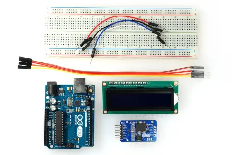 Zestaw do budowy zegara Arduino: płytka stykowa, moduł wyświetlacza LCD, moduł zegara DS3231 i przewody połączeniowe.