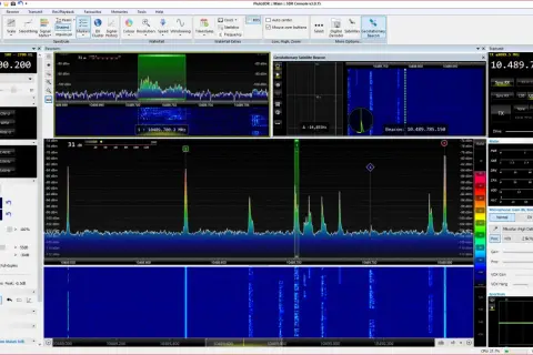 Interfejs programu PlutoSDR z widocznym analizatorem widma, wodospadem i wskaźnikami sygnału.