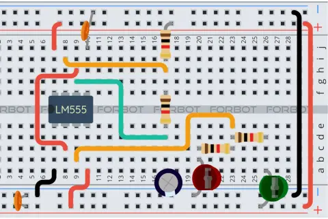 Układ scalony LM555 na płytce stykowej, gotowy do ciekawych projektów elektronicznych.