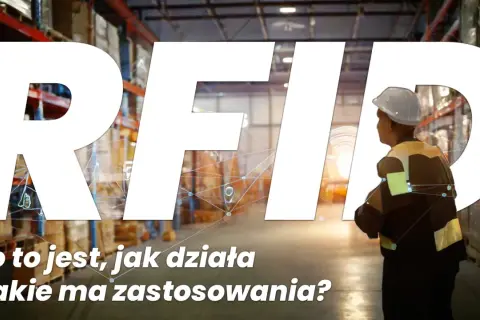 W magazynie, pracownik w kasku i kamizelce odblaskowej, na tle wielkich liter RFID. Tekst: "Co to jest, jak działa i jakie ma zastosowania?".