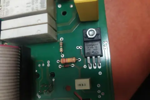 Na zielonej płytce drukowanej widoczny jest tranzystor MOSFET P10NK6OZFP. Obok niego znajdują się rezystory i kondensatory. Może ten temp mosfet za duża?
