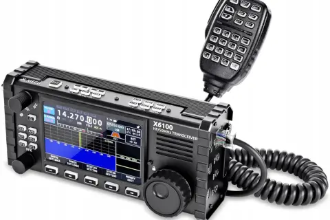 Nowoczesny nadajnik i odbiornik radiowy X6100 z mikrofonem, gotowy do łączności.
