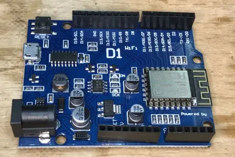 Niebieska płytka Wemos D1 Mini z modułem Wi-Fi, gotowa do wemos d1 mini programowanie.