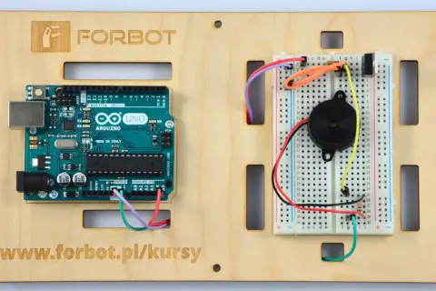 Arduino Uno z podłączonym buzzerem na płytce stykowej, gotowe do eksperymentów.