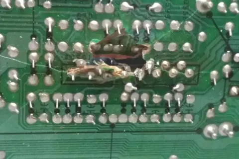 Uszkodzona płytka drukowana (PCB). Co to jest? Widać przepalone ścieżki i elementy.
