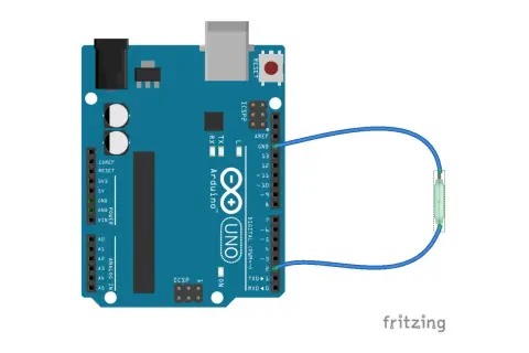 Arduino Uno z podłączonym przyciskiem do pinów cyfrowych 2 i GND. Idealne do nauki obsługi przerwań.