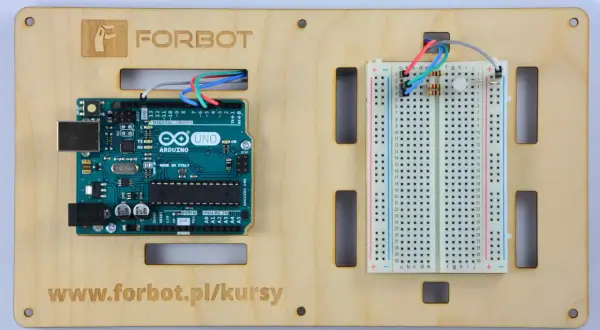 Arduino Uno z płytką styków i rezystorami, gotowe do podłączenia WS2812.