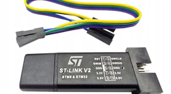 Programator ST-LINK V2 do mikrokontrolerów STM8 i STM32, z kolorowym kablem połączeniowym.