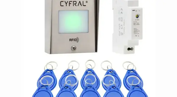 Zestaw kontroli dostępu: czytnik **transponderów RFID** Cyfral, zasilacz i 8 niebieskich breloków.