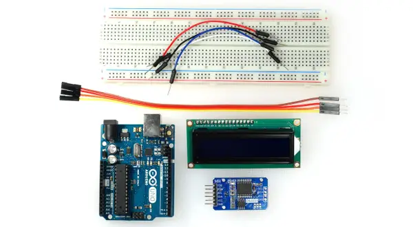 Zestaw do budowy zegara Arduino: płytka stykowa, moduł wyświetlacza LCD, moduł zegara DS3231 i przewody połączeniowe.