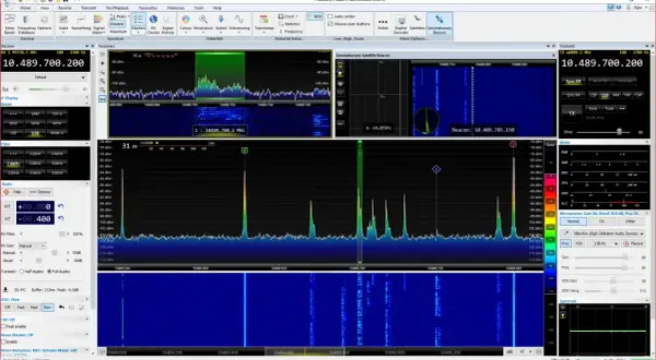 Interfejs programu PlutoSDR z widocznym analizatorem widma, wodospadem i wskaźnikami sygnału.