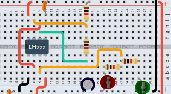 Układ scalony LM555 na płytce stykowej, gotowy do ciekawych projektów elektronicznych.