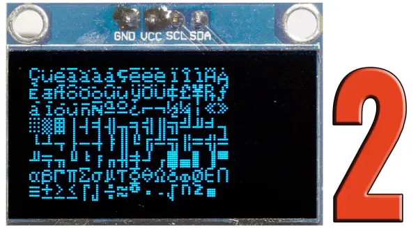 Niebieski wyświetlacz OLED z losowym ciągiem znaków, podłączony do Arduino. Obok duża, czerwona cyfra 2.