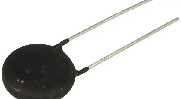 Czarny, okrągły element elektroniczny z dwoma metalowymi wyprowadzeniami. Zastanawiasz się, czym zastąpić termistor?