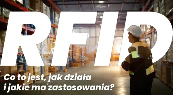 W magazynie, pracownik w kasku i kamizelce odblaskowej, na tle wielkich liter RFID. Tekst: "Co to jest, jak działa i jakie ma zastosowania?".