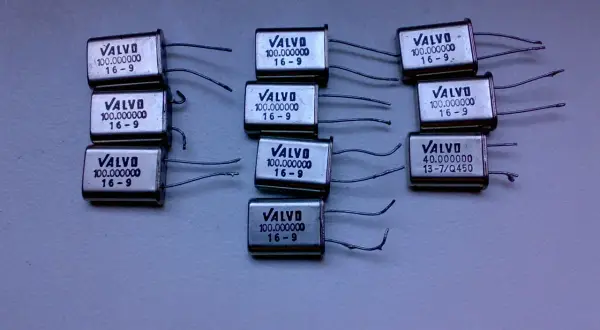 Kryształy kwarcowe VALVO, kluczowe dla elektroniki, z oznaczeniami częstotliwości 100 MHz i 40 MHz.