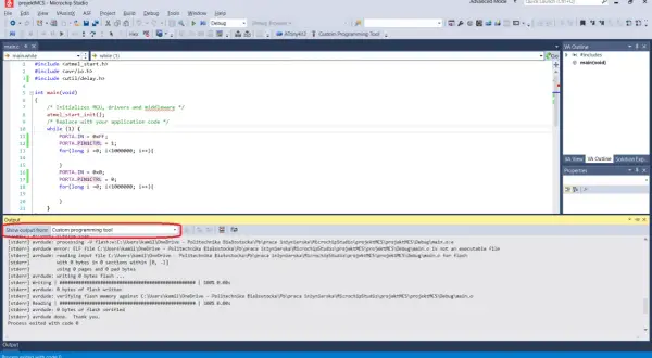 Kod programu w Microchip Studio, widoczny jest proces kompilacji i wgrywania na mikrokontroler AVR.