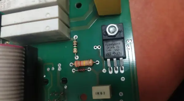 Na zielonej płytce drukowanej widoczny jest tranzystor MOSFET P10NK6OZFP. Obok niego znajdują się rezystory i kondensatory. Może ten temp mosfet za duża?
