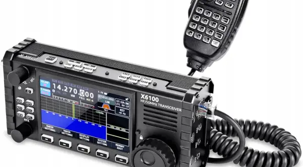 Nowoczesny nadajnik i odbiornik radiowy X6100 z mikrofonem, gotowy do łączności.