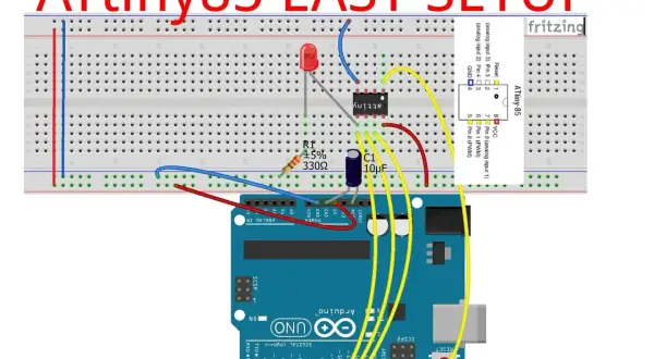 Układ ATtiny85 na płytce stykowej, podłączony do Arduino Uno. Widoczny rezystor, kondensator i dioda LED.