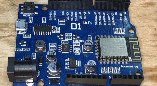 Niebieska płytka Wemos D1 Mini z modułem Wi-Fi, gotowa do wemos d1 mini programowanie.