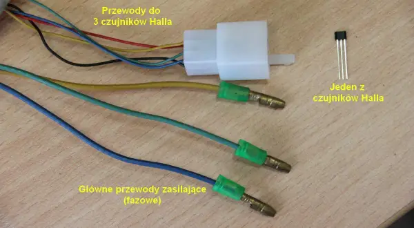 Przewody do czujników Halla i jeden z czujników Halla. Główne przewody zasilające (fazowe) są widoczne.