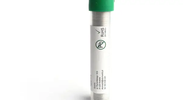 Cyna do lutowania elektroniki w tubce z zieloną zakrętką. Etykieta z oznaczeniem Pb i RoHS.